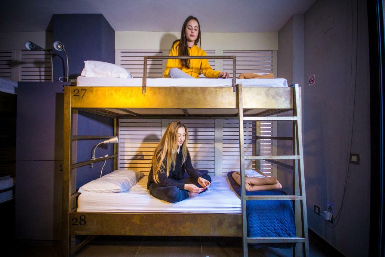 Don Moustache Boutique Hostel Барселона Люди фото